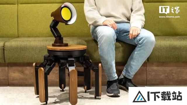 六脚AI机器人Mi-Mo亮相CES2025，头部是个台灯