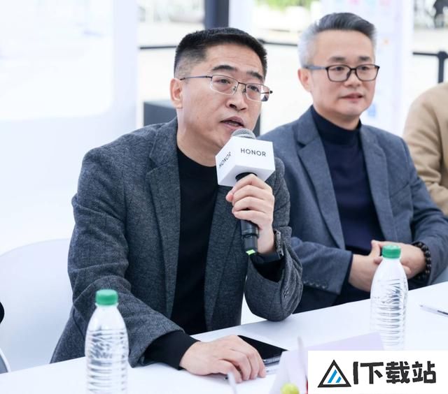 荣耀互联网服务:乘着AI浪潮,以创新服务及优质体验缔造科技未来 荣耀互联网服务:乘着AI浪潮,以创新服务及优质体验缔造科技未来