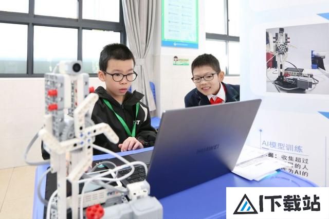 AI“撞脸”国粹,80万人次青少年在这场嘉年华中走近人工智能 AI“撞脸”国粹,80万人次青少年在这场嘉年华中走近人工智能