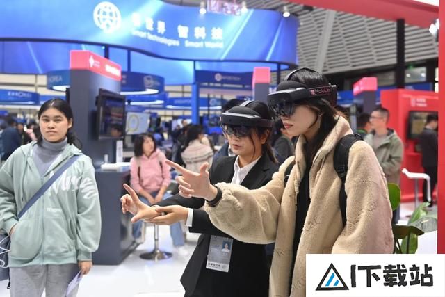 从“互联网+”到“AI+”——乌镇峰会共话人工智能新发展 从“互联网+”到“AI+”——乌镇峰会共话人工智能新发展