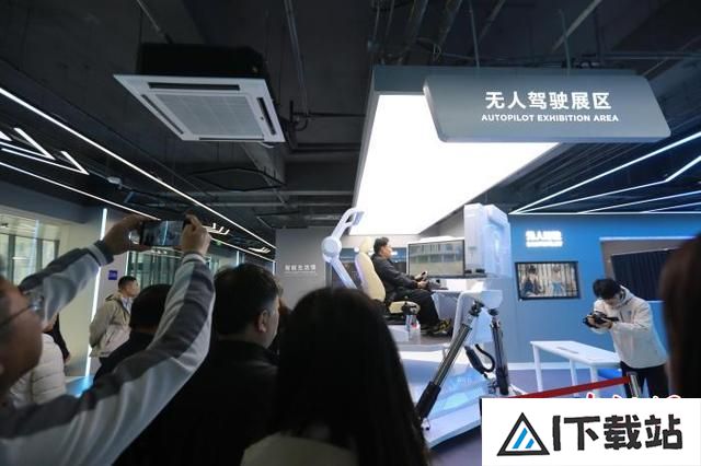 机器人亮相“2024中国·邯郸人工智能产教研融合发展大会” 机器人亮相“2024中国·邯郸人工智能产教研融合发展大会”