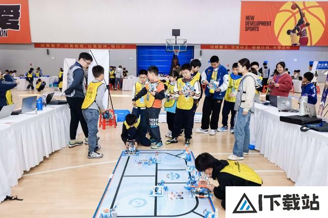 科技与体育的邂逅 2024年郑州市人工智能机器人锦标赛举行 科技与体育的邂逅 2024年郑州市人工智能机器人锦标赛举行