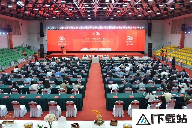 AI时代,教师是否到了要退出历史舞台的时刻?70岁的TA回答…… AI时代,教师是否到了要退出历史舞台的时刻?70岁的TA回答……