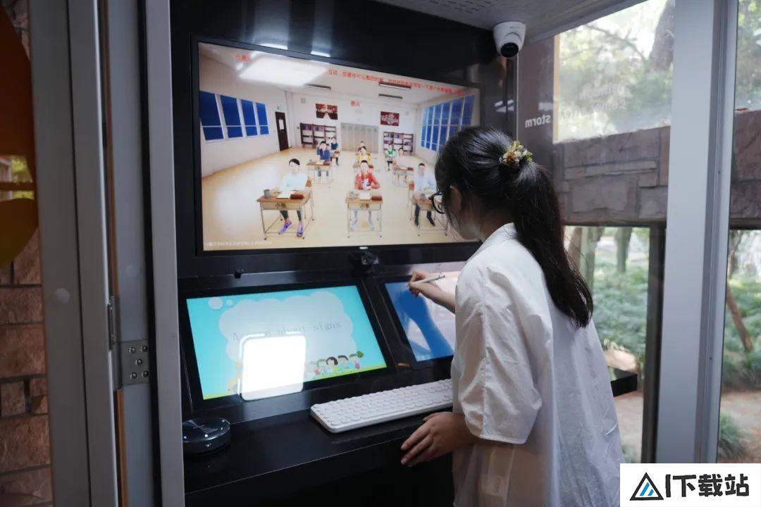 AI学生课堂：上海师范大学首个大模型模拟教学实践