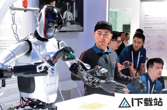 中国科学院院士鄂维南谈AI发展新路径与挑战