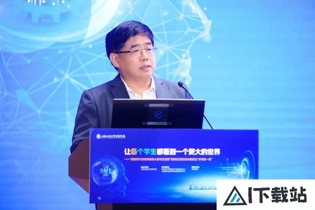 开学第一课上，这所学校的新生迎来了一位AI同学