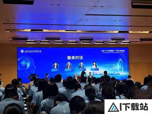 开学第一课上，这所学校的新生迎来了一位AI同学