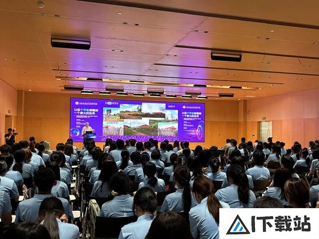 开学第一课上，这所学校的新生迎来了一位AI同学