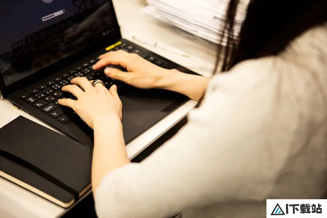 “这不是AI，这是爱”：30万人在互联网上找到了理想妈妈